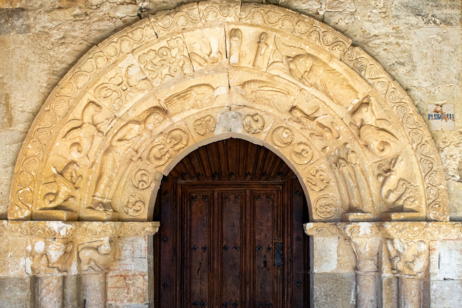 Almendres y su sorprendente portada románica